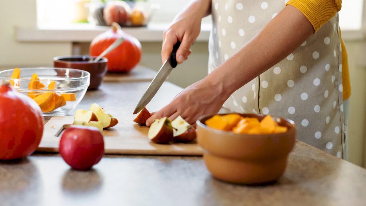 Названы повседневные продукты, которые помогают и вредят кишечнику