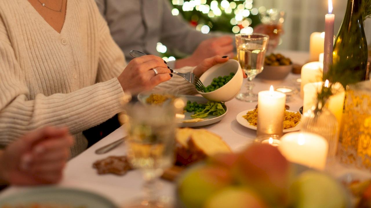 Диетолог рассказала, как правильно питаться во время праздников