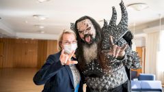 Лидер финской группы Lordi пришел на вакцинацию в костюме монстра
