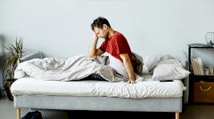 Спать 8 часов и чувствовать себя разбитым: врачи объяснили, почему так происходит