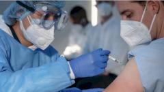 Вакцина Pfizer показала снижение иммунного ответа на британский штамм COVID-19