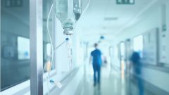 Дочь пенсионера, умершего от COVID-19, обвинила врачей в том, что больного бросили в подъезде дома