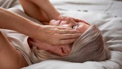 Необычный ночной симптом у женщин может предсказать будущую болезнь Альцгеймера