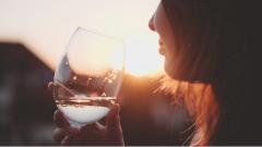 Ученые: бокал вина в день состаривает мозг на два года