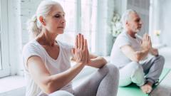 Йога улучшает когнитивные навыки у женщин с болезнью Альцгеймера: исследование