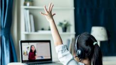 Опрос: родители школьников считают, что онлайн-обучение вернут из-за коронавируса