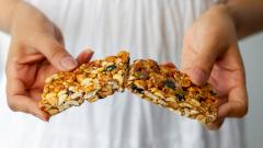 Названы белковые перекусы, которые дают много энергии