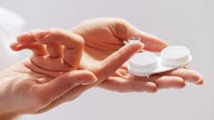 Кто придумал контактные линзы?