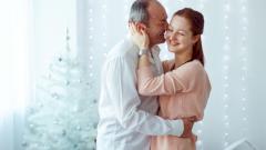 Названа причина, по которой девушки отдают предпочтение более взрослым мужчинам