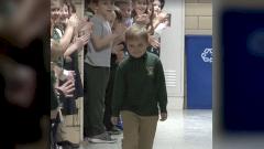 Вся школа поздравила мальчика с победой над раком