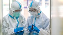 Пациентка с подозрением на COVID-19 сбежала из больницы на Сахалине, выбив дверь