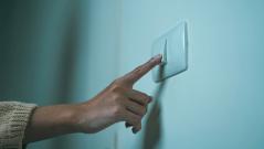 Почему одни люди берегут электроэнергию, а другие нет — психологи