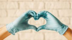 Фото со спящими возле пациента врачами разделило интернет