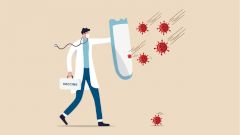 Врач объяснил, почему прививка на самом деле не «съедает» антитела