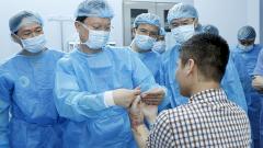 Вьетнамские медики впервые успешно пересадили донорскую кисть