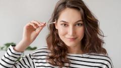 Ватные палочки, свечи и капли: как чистить уши правильно