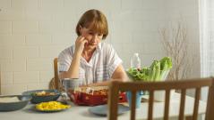 Ученые объяснили, почему не стоит обедать в одиночку