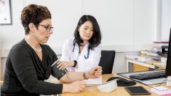 Кардиолог объяснила, почему высокое давление часто нормализуется на приеме у врача