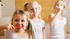 Как приучить ребенка к зубной щетке и какую щетку выбрать?