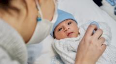 Младенцы запоминают лица взрослых, даже если они не снимают маску