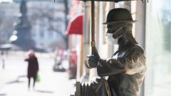 Эксперт: COVID-19 стал медленнее распространяться в России