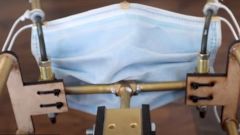 Американец сконструировал пистолет, из которого стреляет медицинскими масками