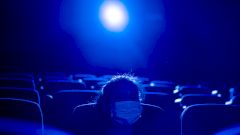 Роспотребнадзор запретил свидания в кинотеатре до брака