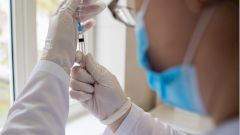 Путин поручил начать массовую вакцинацию от COVID-19