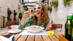 Почему мы теряем контроль над питанием летом: мнения экспертов