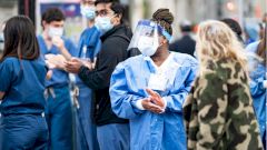 Большая разница: появились данные о количестве привитых в России и США