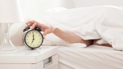 зачем люди переставляют будильник
