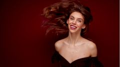 В Британии начался бум на топы с открытыми плечами — для вакцинации