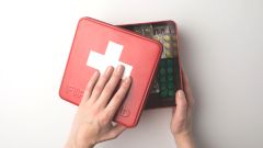 Первая помощь: как остановить кровотечение, используя автомобильную аптечку