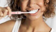 До или после завтрака: научный взгляд на утреннюю чистку зубов