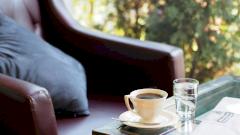 Кардиолог рассказала, можно ли в жару пить кофе