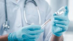 Иммунолог сказал, что будет, если нарушить запрет на алкоголь после прививки от COVID-19