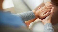 Нейробиологи поняли, как люди воспринимают чужую боль