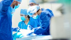 Врачи в Тюмени спасли пациента с вышедшим из груди кардиостимулятором