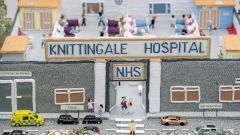 91-летняя бабушка создала вязаную больницу