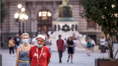 Выяснилось, кто лучше носит маски и соблюдает дистанцию — мужчины или женщины