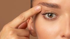 Женщина игнорировала подергивание глаз, и пропустила опасную опухоль