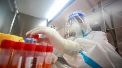 Замглавы Центра им. Гамалеи: безответственно заявлять, что «Омикрон» — легкий штамм