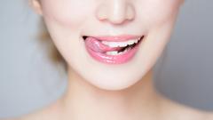 Эксперты рассказали, как и зачем чистить язык