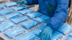 Эксперты: заболеваемость COVID-19 начнет снижаться не раньше весны
