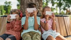 Врачи узнали, сколько ребенок может сидеть в гаджетах без ущерба для психики