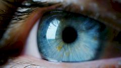 Генетик: «Омикрон» может начаться с воспаления глаза