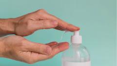 Руки и одежда москвички загорелись из-за антисептика