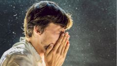 Комаровский объяснил, почему опасно чихать, зажимая нос и рот