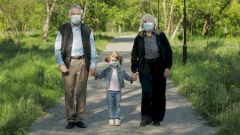 Стало известно, люди какого возраста больше распространяют коронавирусную инфекцию