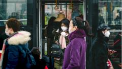 Ученые назвали расстояние передачи коронавируса между людьми